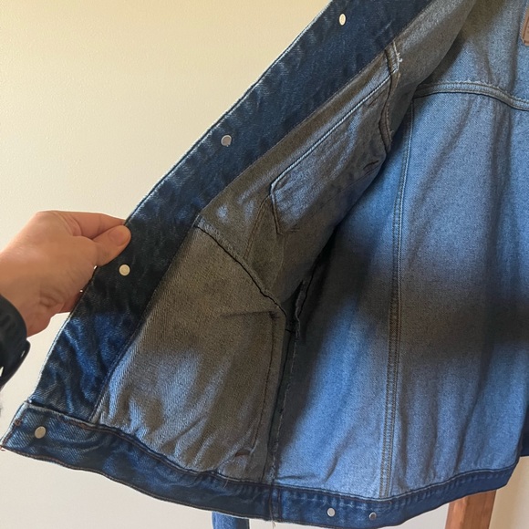 Vintage Levi’s trucker jean jacket blue denim roomy, oversized fit button-up vtg - Picture 6 of 15